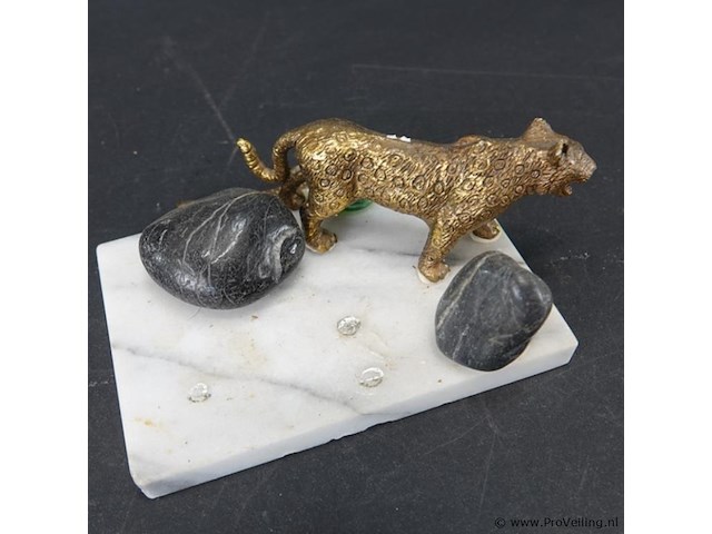 Bronzen luipaard op stenen basement - afbeelding 5 van  5