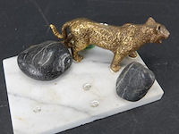 Bronzen luipaard op stenen basement - afbeelding 5 van  5