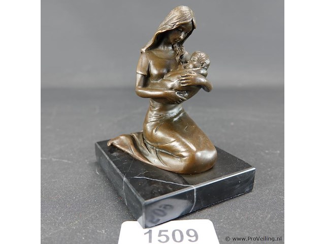 Bronzen moeder met kind op marmeren basement - afbeelding 1 van  5