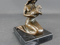 Bronzen moeder met kind op marmeren basement - afbeelding 1 van  5