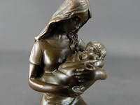 Bronzen moeder met kind op marmeren basement - afbeelding 2 van  5