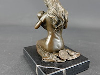 Bronzen moeder met kind op marmeren basement - afbeelding 3 van  5