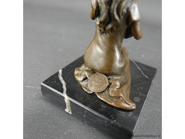 Bronzen moeder met kind op marmeren basement - afbeelding 4 van  5