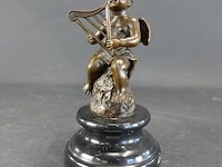 Bronzen putto op marmeren basement - afbeelding 1 van  5