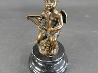 Bronzen putto op marmeren basement - afbeelding 2 van  5