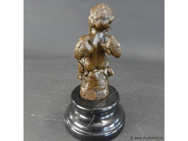 Bronzen putto op marmeren basement - afbeelding 3 van  5