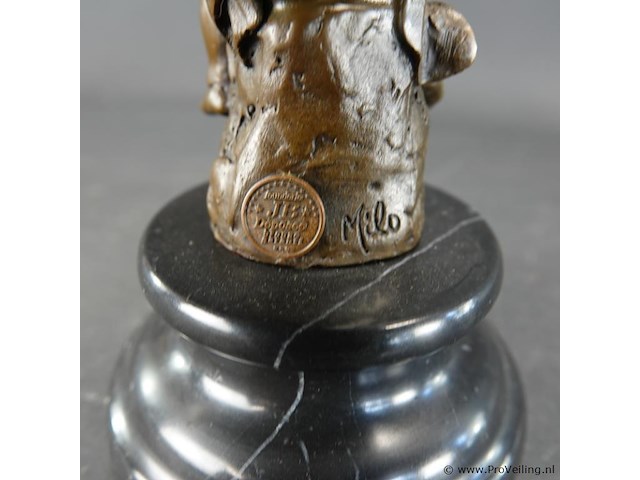 Bronzen putto op marmeren basement - afbeelding 4 van  5