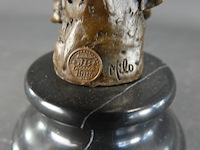 Bronzen putto op marmeren basement - afbeelding 4 van  5