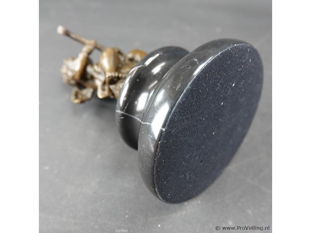 Bronzen putto op marmeren basement - afbeelding 5 van  5