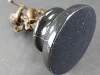 Bronzen putto op marmeren basement - afbeelding 5 van  5