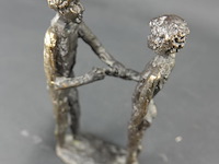 Bronzen sculptuur getiteld "couple amoureux" waarschijnlijk van astrid veldhuyzen-koppen - afbeelding 3 van  5
