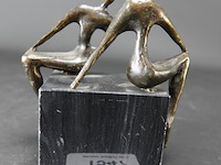 Bronzen sculptuur op maremeren basement