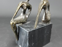 Bronzen sculptuur op maremeren basement - afbeelding 2 van  5