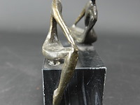 Bronzen sculptuur op maremeren basement - afbeelding 3 van  5