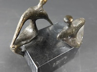 Bronzen sculptuur op maremeren basement - afbeelding 4 van  5