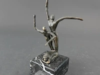 Bronzen sculptuur op marmeren basement