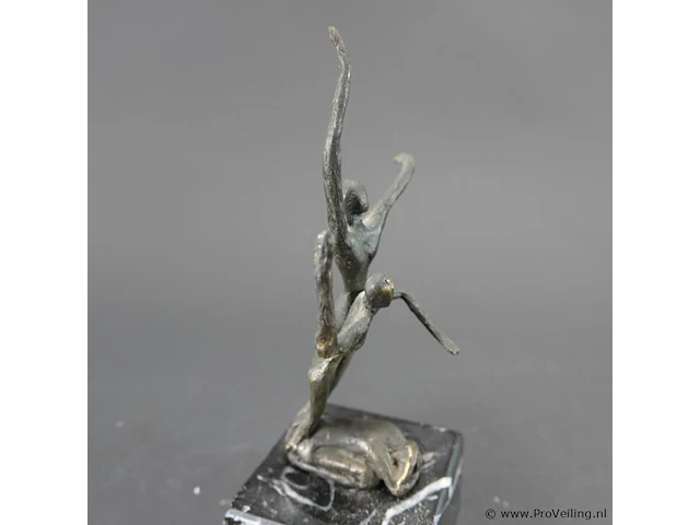 Bronzen sculptuur op marmeren basement - afbeelding 3 van  5