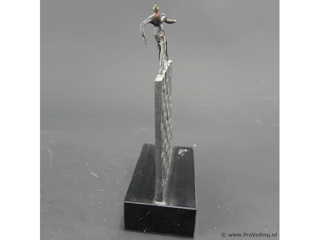 Bronzen sculptuur op marmeren basement - afbeelding 3 van  5