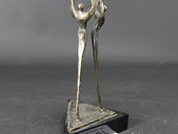 Bronzen sculptuur op stenen basement