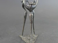 Bronzen sculptuur "samenwerking op niveau" van de nederlandse kunstenares corry ammerlaan-van niekerk