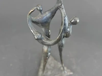 Bronzen sculptuur "samenwerking op niveau" van de nederlandse kunstenares corry ammerlaan-van niekerk - afbeelding 3 van  5
