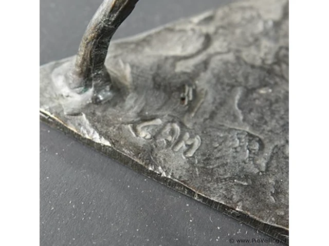 Bronzen sculptuur "samenwerking op niveau" van de nederlandse kunstenares corry ammerlaan-van niekerk - afbeelding 4 van  5