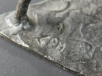 Bronzen sculptuur "samenwerking op niveau" van de nederlandse kunstenares corry ammerlaan-van niekerk - afbeelding 4 van  5