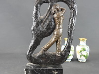 Bronzen sculptuur van een golfster op een marmeren voetstuk - afbeelding 1 van  5