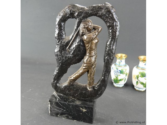 Bronzen sculptuur van een golfster op een marmeren voetstuk - afbeelding 2 van  5