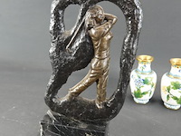 Bronzen sculptuur van een golfster op een marmeren voetstuk - afbeelding 2 van  5