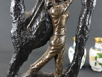 Bronzen sculptuur van een golfster op een marmeren voetstuk - afbeelding 3 van  5