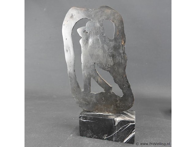 Bronzen sculptuur van een golfster op een marmeren voetstuk - afbeelding 4 van  5