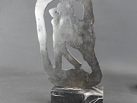 Bronzen sculptuur van een golfster op een marmeren voetstuk - afbeelding 4 van  5