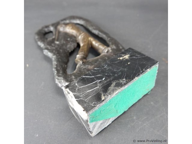 Bronzen sculptuur van een golfster op een marmeren voetstuk - afbeelding 5 van  5