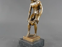 Bronzen sculptuur van een mannelijk naakt
