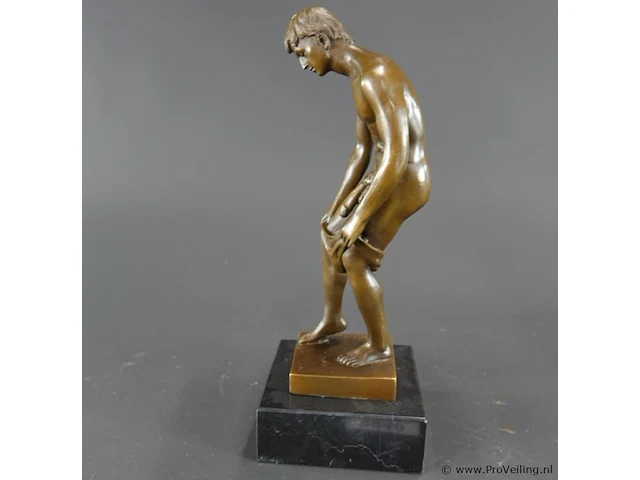 Bronzen sculptuur van een mannelijk naakt - afbeelding 3 van  6