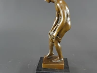 Bronzen sculptuur van een mannelijk naakt - afbeelding 3 van  6