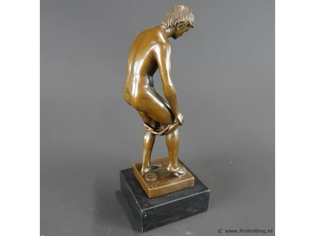 Bronzen sculptuur van een mannelijk naakt - afbeelding 4 van  6