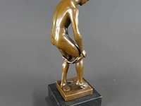 Bronzen sculptuur van een mannelijk naakt - afbeelding 4 van  6