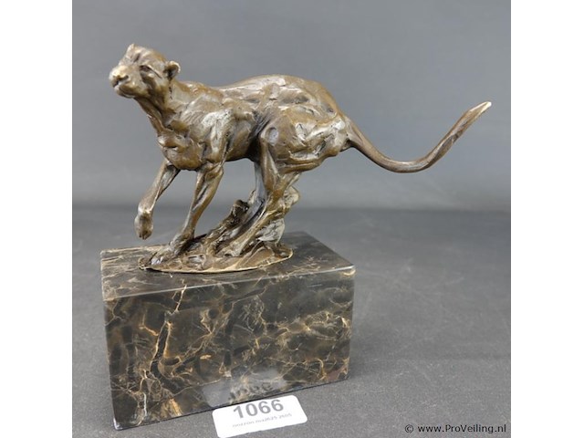 Bronzen sculptuur van een rennende poema op een marmeren voet - afbeelding 1 van  5