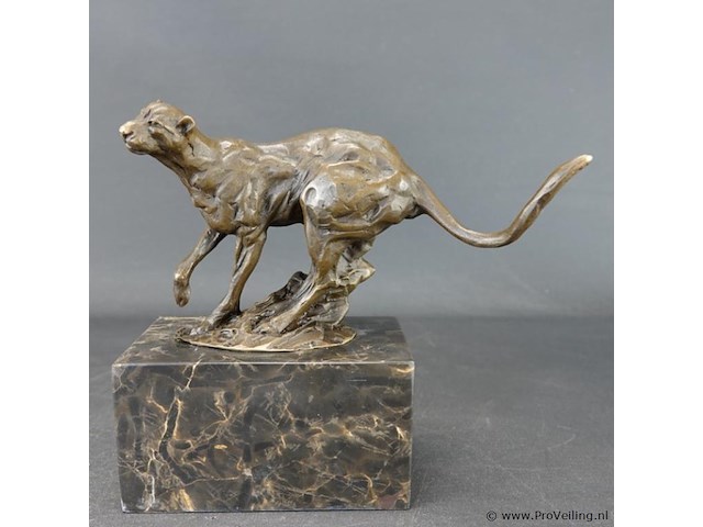 Bronzen sculptuur van een rennende poema op een marmeren voet - afbeelding 2 van  5