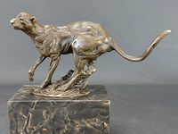 Bronzen sculptuur van een rennende poema op een marmeren voet - afbeelding 2 van  5