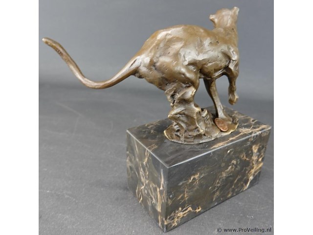Bronzen sculptuur van een rennende poema op een marmeren voet - afbeelding 3 van  5