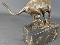 Bronzen sculptuur van een rennende poema op een marmeren voet - afbeelding 3 van  5