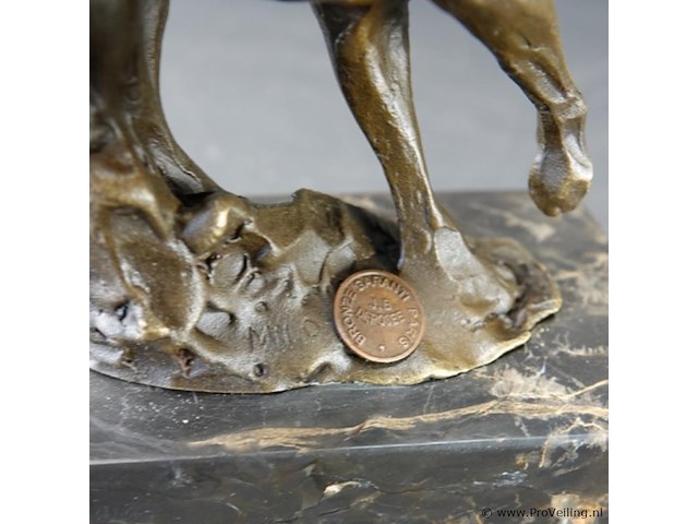 Bronzen sculptuur van een rennende poema op een marmeren voet - afbeelding 4 van  5