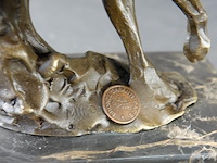 Bronzen sculptuur van een rennende poema op een marmeren voet - afbeelding 4 van  5
