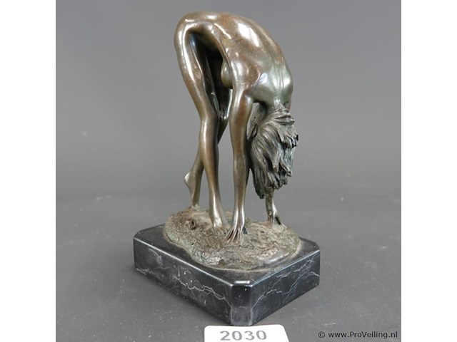 Bronzen sculptuur van een voorovergebogen naakte vrouw, toegeschreven aan de stijl van antonio cesaro of aldo vitaleh. - afbeelding 1 van  5