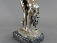Bronzen sculptuur van een voorovergebogen naakte vrouw, toegeschreven aan de stijl van antonio cesaro of aldo vitaleh. - afbeelding 1 van  5