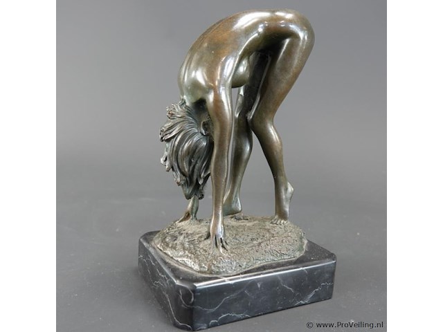 Bronzen sculptuur van een voorovergebogen naakte vrouw, toegeschreven aan de stijl van antonio cesaro of aldo vitaleh. - afbeelding 2 van  5