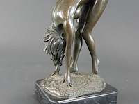 Bronzen sculptuur van een voorovergebogen naakte vrouw, toegeschreven aan de stijl van antonio cesaro of aldo vitaleh. - afbeelding 2 van  5